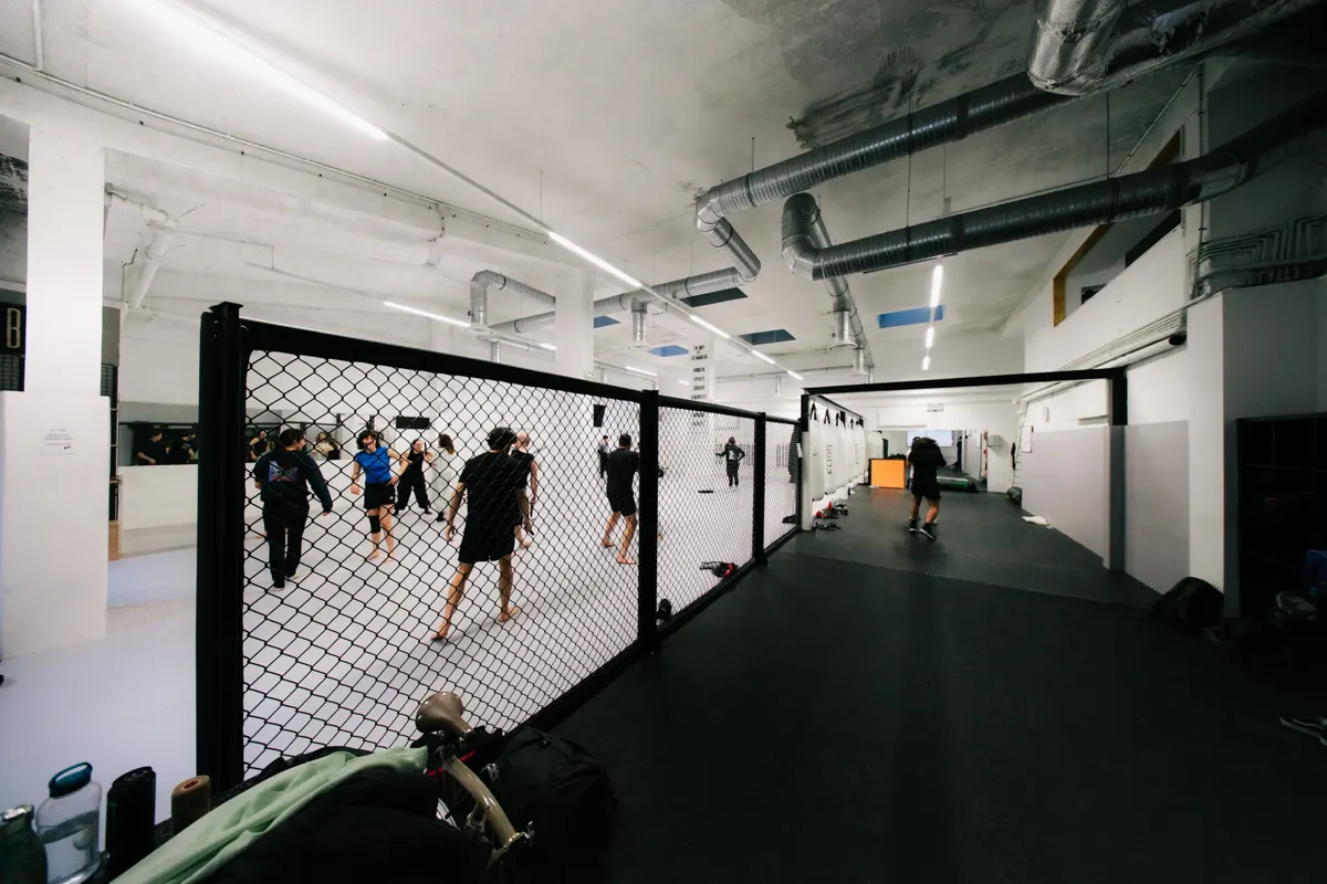Salle d'entraînement du Cube Fight Club pendant un cours